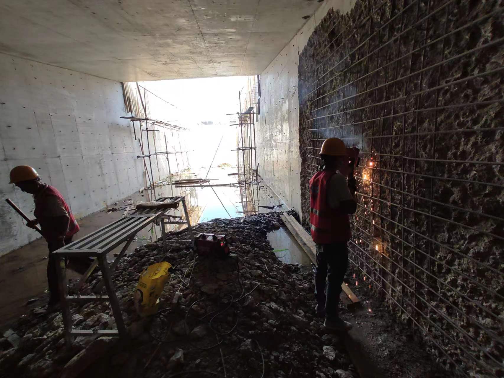 上海挖断承重墙导致楼体开裂，加固施工方案出炉
